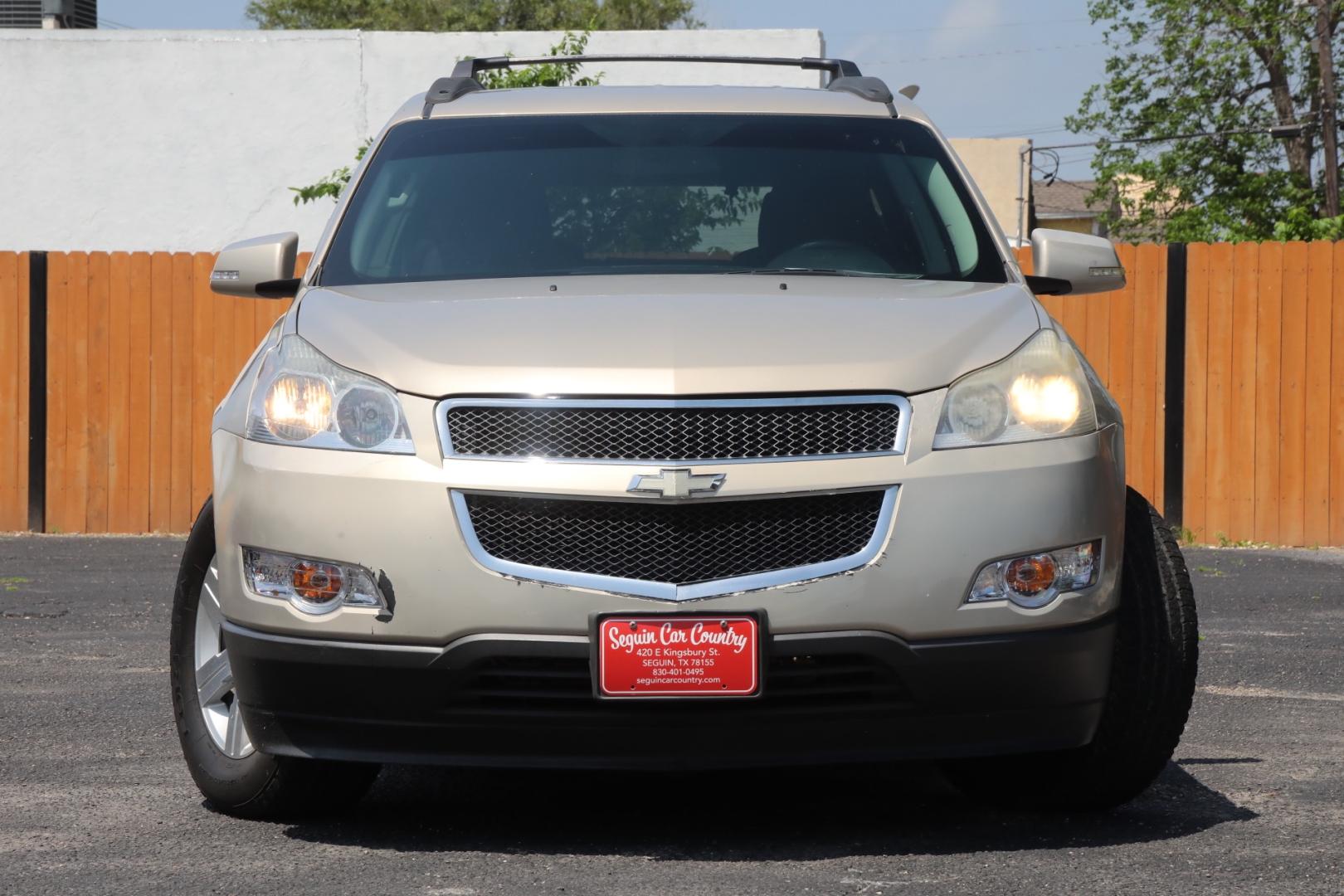2012 TAN CHEVROLET TRAVERSE LT FWD (1GNKRGED1CJ) with an 3.6L V6 DOHC 24V engine, 6-SPEED AUTOMATIC transmission, located at 420 E. Kingsbury St., Seguin, TX, 78155, (830) 401-0495, 29.581060, -97.961647 - Photo#1
